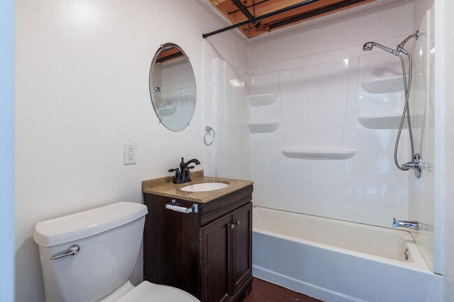 0BR/1BA Loft on San Leandro Street · Oakland photo 5